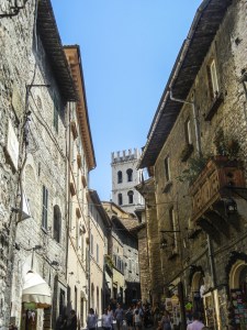assisi-viuzza-torre del popolo-quelliconlavaligia