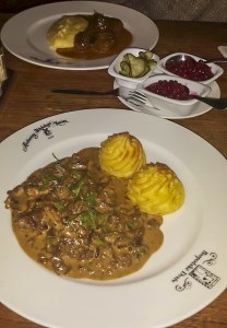 straccetti di renna e polpettine svedesi-piatti tipici svedesi quelliconlavaligia